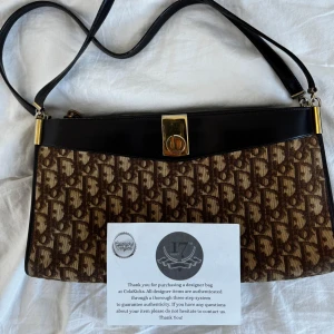 Vintage Dior bag - The bag it’s in super good condition, minimal rubbing on the handles and minimal scratches on the goldwear. The canvas on the outside it’s in perfect condition with no flaws, the bag comes with 3 leather pockets that don’t show any sign of flaws. 