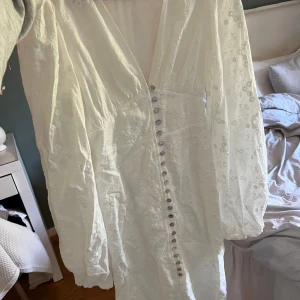 Adoore klänning - Säljer denna vita klänningen från adoore i modellen Positano dress. Endast använd en gång så i mycket fint skick. Storlek 34.☁️🫧