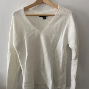 Vit stickad tröja  - Vit stickad tröja i storlek xs men passar även s, säljer då den tyvärr inte kommit till användning. Skriv gärna vid frågor!💕