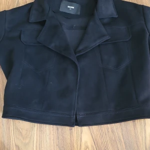 Jacka från bikbok xs - Säljer min jacka från bikbok pga att jag inte använder den 150 kr + frakt den är ganska tunn och har ingen dragkedja eller fickor pris kan diskuteras!💕