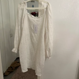 Klänning - Vit klänning Oanvänd Prislapp kvar Strl Xl