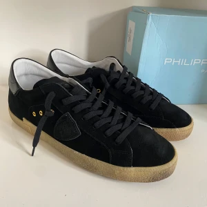 Philippe Model PRSX - Phillipe Model skor | Skick: 9/10, nästintill nya | Storlek: 45 | Nypris: 3800kr | Pris: 2199kr | OG Box medföljer | Kontakta oss för mer info📩