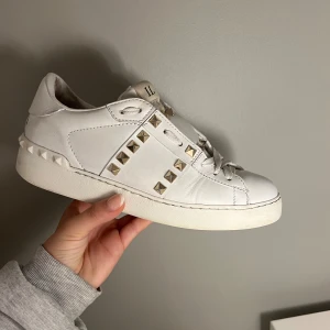 Valentino rockstud sneakers - Säljer nu mina Valentino rockstud sneakers då dom ej kommer till användning längre. De är använda men i fint skick! Nypris ca 6000kr.  Skolåda och 2 extra nitar medföljs Storlek 36 men är lite stora i storlek så kan funka för 37 också😊