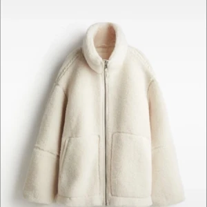 Teddy - Teddy jacka i pile från hm som jag säljer i storlek s, helt ny med prislappar kvar. Bara att fråga om mer bilder  