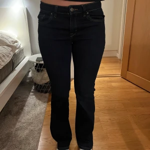 Mörkblåa jeans - Jättefina bootcut jeans från Esprit. I väldigt fint skick.