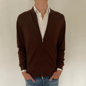 John Henric fullzip  - Tja! Säljer nu min fullzip ifrån John Henric. Tröjan är i väldigt bra skick 9/10. Modellen på bilden är 185cm lång och väger 78kg