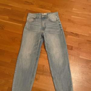 ljusblå jeans från bershka i storlek 40 Eur, dvs storlek L. Mycket bra skick!