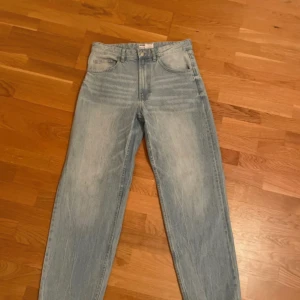 Bershka ljusblå jeans stl 40 eur - ljusblå jeans från bershka i storlek 40 Eur, dvs storlek L. Mycket bra skick!