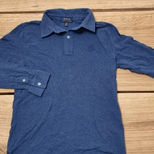 Långärmad piké från polo ralph lauren  - Säljer min långärmade piké från polo ralph lauren då jag inte använder den. Använd fåtal gånger.  Skriv vid minsta intresse och priset är inte hugget i sten! Kolla även in min profil för massa bra märkeskläder!