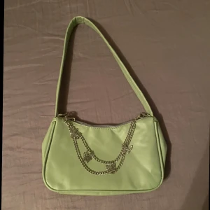 Grön väska  - Säljer då den inte kommer till användning, så gott som ny