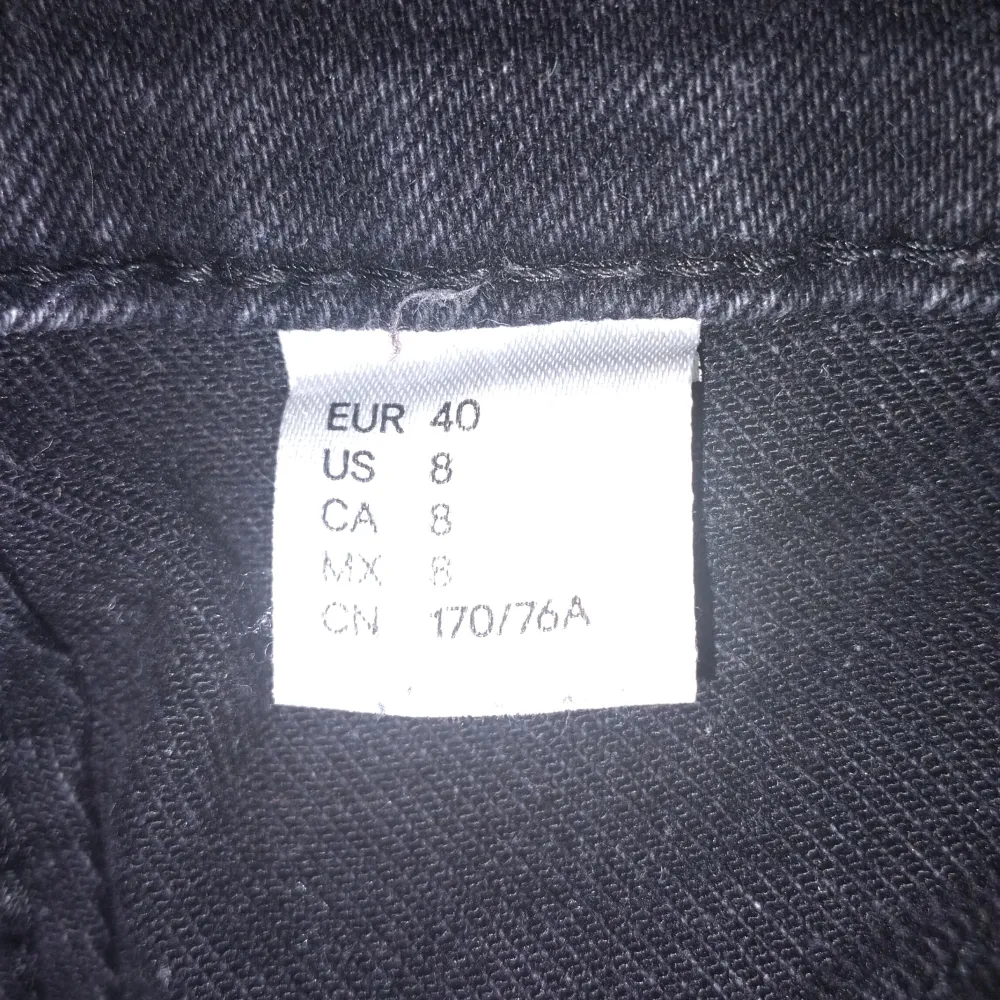 Säljer ett par svarta bootcut jeans i storlek EUR 40.Då jag säljer den för att jag råkade köpa en förstor storlek . Jeans & Byxor.