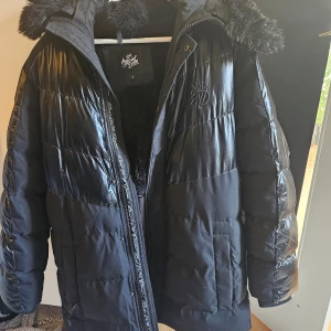 Vinterjacka Kings will dream S - Mycket varm vinterjacka herr i strl S (kan passa även i strl M då den är ganska stor) Finns lite lagglappar 