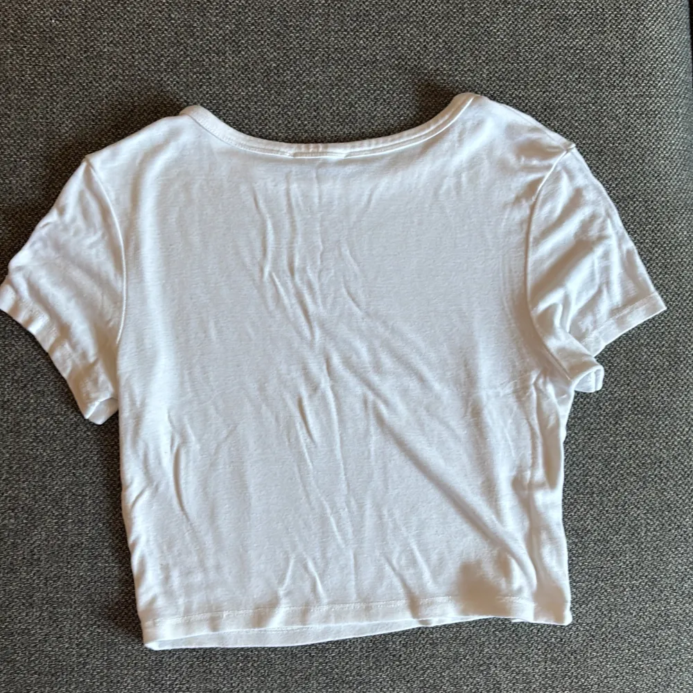 Vanlig T-shirt från Zara i vit. Som helt ny och i storlek L, men sitter som en S på mig då den är väldigt liten!. T-shirts.