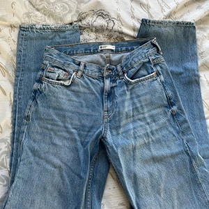 Jeans från gina  - Säljer mina fina jeans från gina tricot! Dessa är lågmidjade och straight/lite baggy. Storlek 32. Slitningar vid bakfickorna och längst ner vid benen, men som bara är snyggt❤️