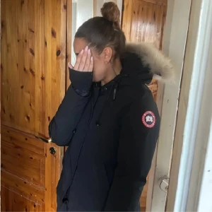 CANADA GHOOSE - Funkar som den ska, bara dragkedjan som behöver lagas annars jätte fin kvalité.