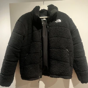 North Face High Pile Jacket - Jackan är buren 1 vinter, alltså är den som ny.  Nypris: 2250 kr