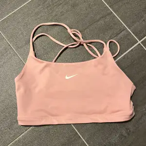 Rosa sportbh från Nike. Aldrig använd då den är för liten för mig. Storlek L (38/40 EU).