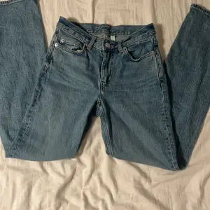 Jag säljer mina Weekday jeans då de är försmå, de är i storlek 24 längd 30 (de är straight). De är bara andvända ett fåtal gånger, nypris är 500.