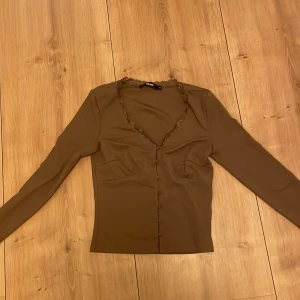 Blus från Bikbok - En JÄTTE FIN blus från bikbok den ärm er lila/vinröd med lite spets och uringning. Säljer pågrund av att jag inte kan ha den. ❤️❤️pris kan diskuteras . 