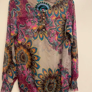 Skjorta - En väldigt fin och unik skjorta som är super färgglad den är i storlek M och är i bra skick