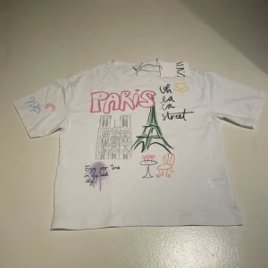 T shirt från Zara - Skit cool t shirt ifrån Zaras barnavdelning. Helt oanvänd. Så coolt Paris tryck