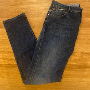 Massimo Dutti Jeans - Säljer riktigt feta och unika Massimo dutti jeans i skön tvätt. Sitter perfa på den som är lite längre. Inga fläckar eller hål. 199 eller kom med bud💰