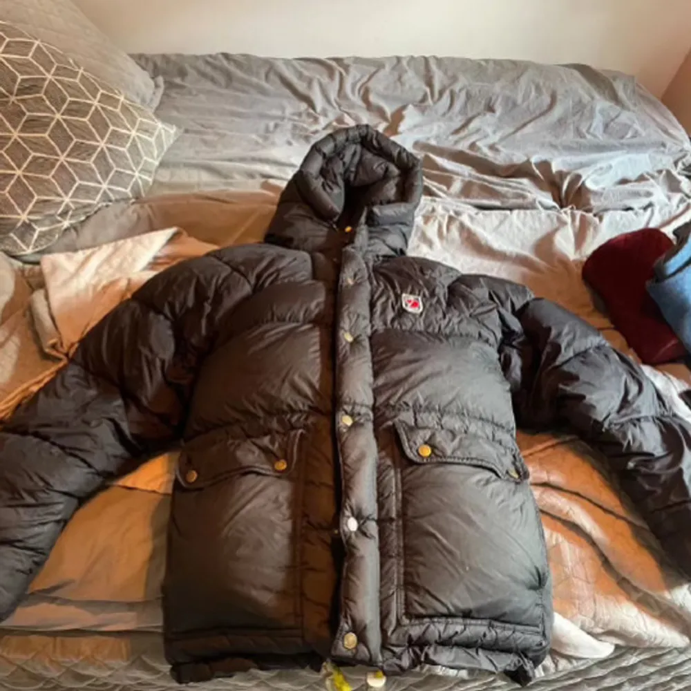 Säljer denna fjällräven jacka i storlek xs då den tyvvär inte kommer till användning längre. Har en liten defekt som ni ser på sista bilden. Vid eventuella frågor eller funderingar kom privat 🩷. Takit.