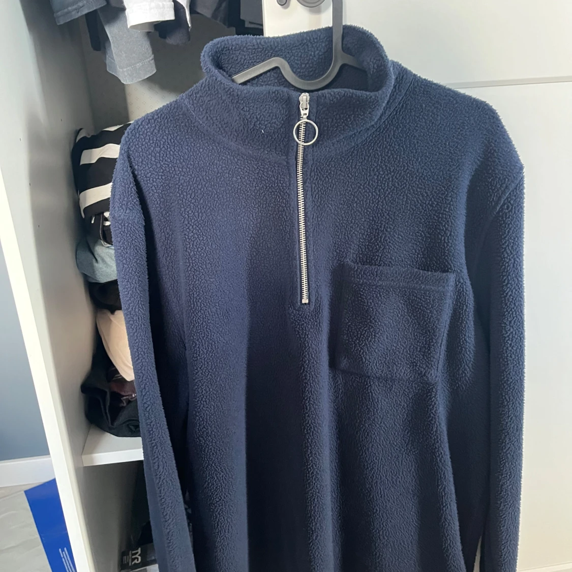 Blå, lurvig sweatshirt  - 90