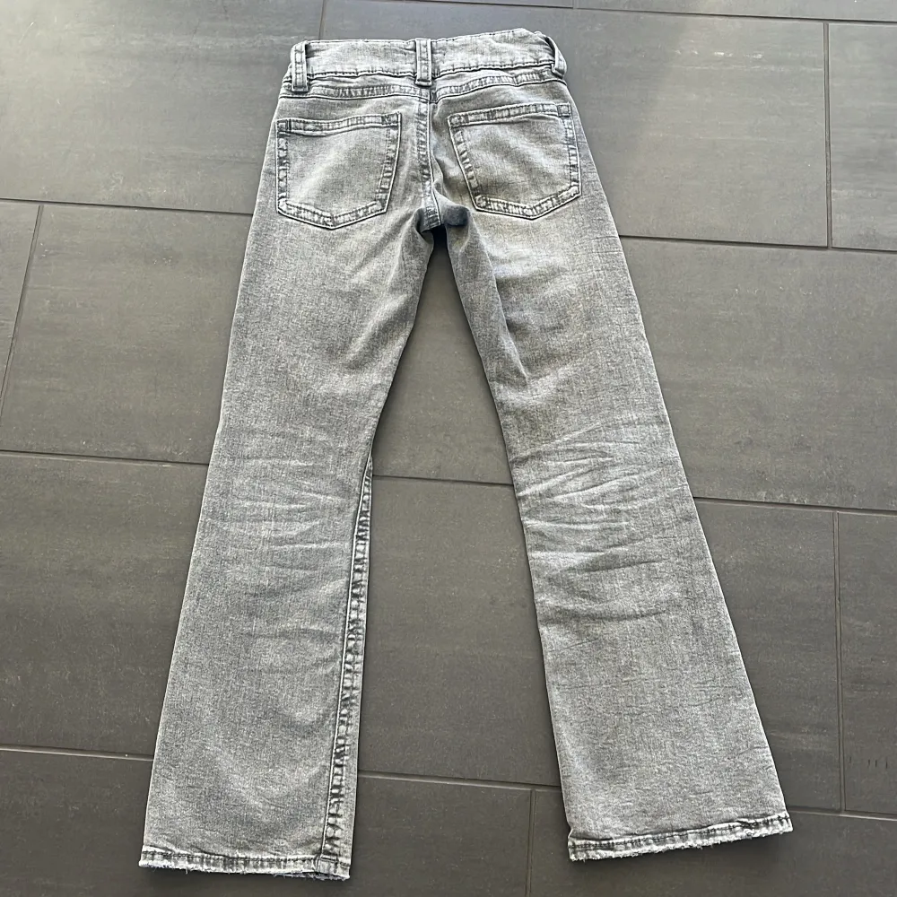 Ljusgrå bootcut jeans från Gina Tricot. Storlek: 152 Bra skick Djur och rökfritt hem.. Jeans & Byxor.