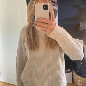 Amisu tröja❕❕ - Köpt för ett tag sedan men är perfekt nu till vintern🤍