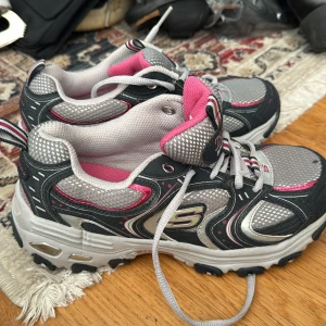 Skechers - Knappt använda, säljes pga att de inte kommer till användning! Bra skick, storlek 36