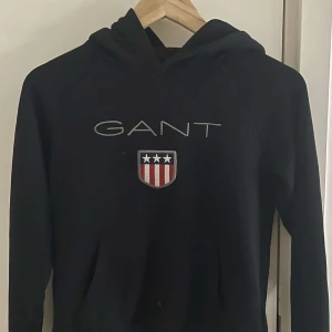 Gant hoodie  - Gant hoodie i jätte bra skick märks ej att den är begagnand. Storlek Xs 