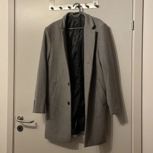 Herr rock - Aldrig använd. Står stolen 48 på etiketten men är mer en L/XL