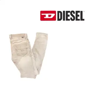 Säljer fräscha jeans från diesel i en ljus grå färg, passformen är slim fit. Nypris på dessa 1700