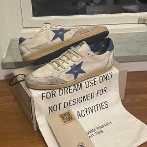 Golden Goose Ballstars - Golden Goose Ballstar Skor | Storlek 42 men passar även 43 | Äkthetsbevis och allt OG ingår | Nypris: 5500 kr, Mitt pris: 1490 kr | Skorna är använda och det förekommer defekter, har dock mycket kvar att ge | Skriv vid minsta fråga eller fundering! |