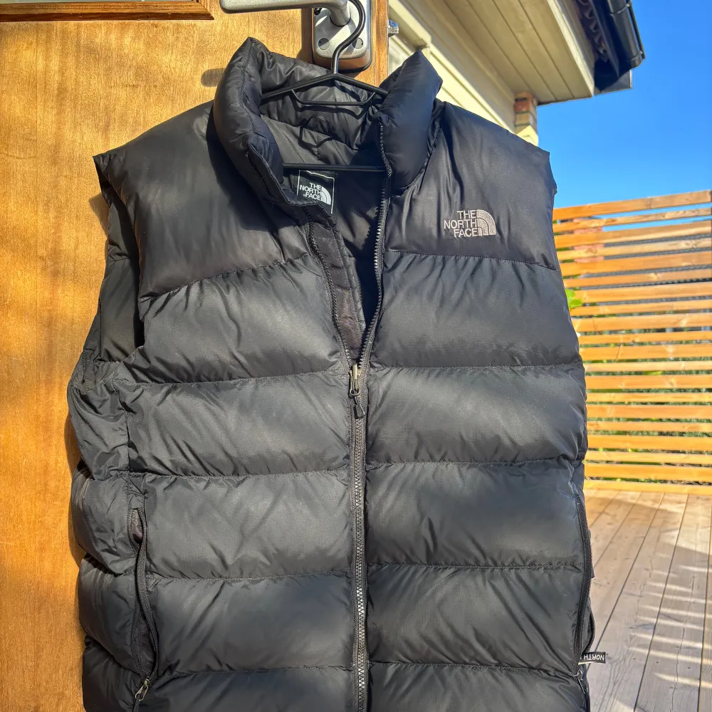 Säljer en snygg och varm svart dunväst från The North Face. Jag fick den i julklapp och har inte använt den 1 ända gång.  Passar perfekt för höst- och vinteraktiviteter.  Nypris 3000 mitt pris 750. Jackor.