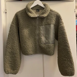 Teddy Jacka - Kort jacka, passar bra på hösten. ( nerver used, ny ) priset kan diskuteras