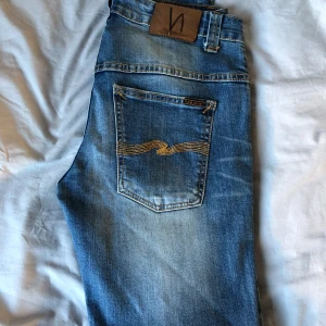 Nudie Jeans - Säljer ett par Nudie Jeans i storlek 32/32! Modellen är Thin Finn och dem är i fint skick! Hör av dig ifall du undrar något!