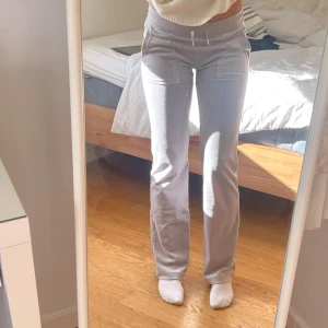 Ljusgrå Juciy Byxor  - Ljusgrå Juciy Byxor i nyskick då de är använda fåtal ggr❤️ nypris 1200kr