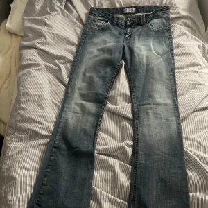 Lågmidjade jeans - Jätte snygga lågmidjade jeans! Inga defekter! Det står inte vilken storlek dom är men dom är för stora för mig som vanligtvis har xs- s