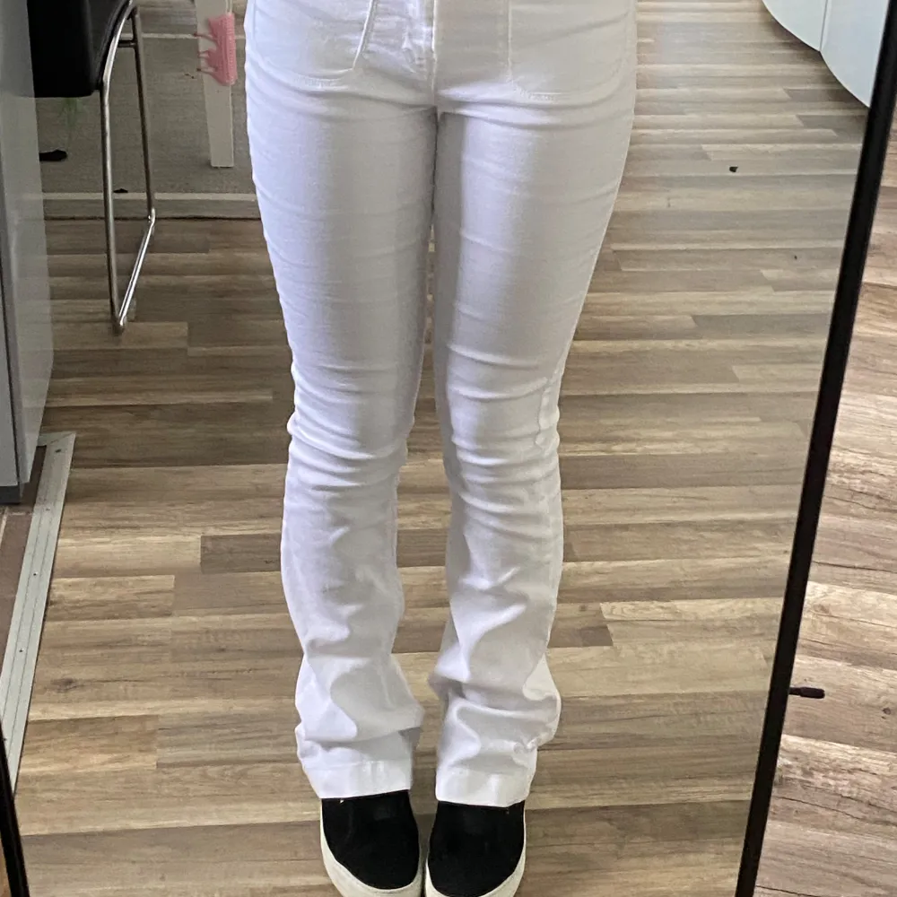 Helt nya vita bootcut jeans med fickor där fram. Vintage så går ej att köpa mer. Storlek S/36 men passar även en större o mindre. Inga defekter. 299 kr plus frakt !. Jeans & Byxor.