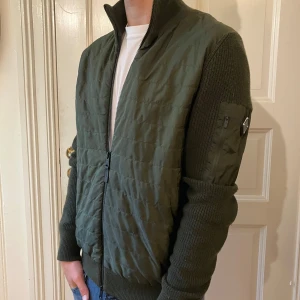 J.Lindberg cardigan - Tja! Säljer min sjukt snygga cardigan från J.Lindberg som e perfekt nu till hösten🍁 mycket bra skick inga synliga defekter! Storlek S Hör av dig vid övriga frågor😄