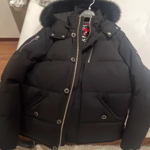 Moose knuckles jacka - Säljer min moose jacka för har bytt klädstil, jackan är i storlek M och kvitto finns även, jackan är i skit bra skick