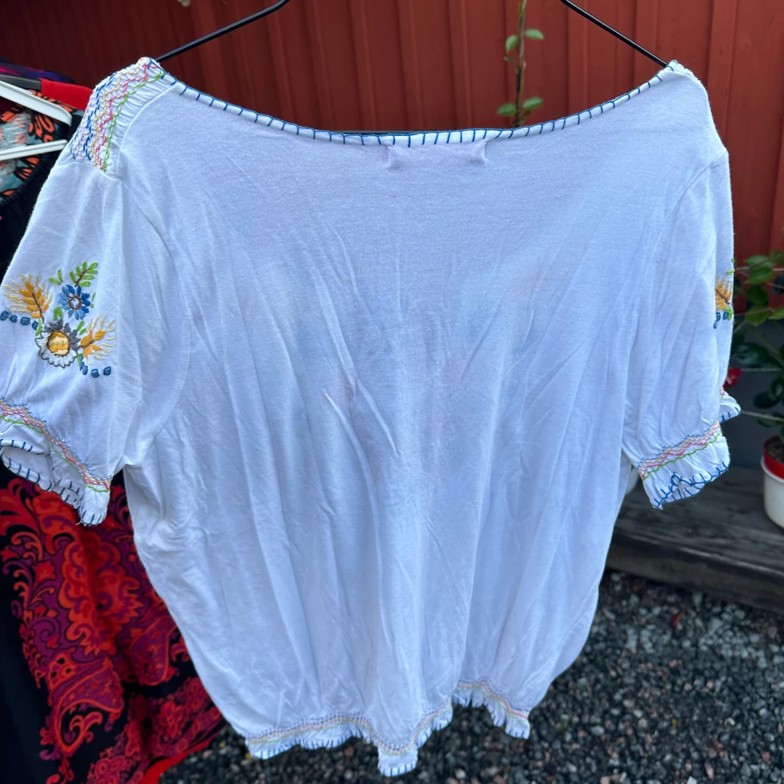 Vit blus med broderade blommor - 90