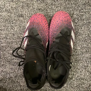 Predators fotbollsskor - Passar foten bra på bredden och längden de är använda men funkar jätte bra