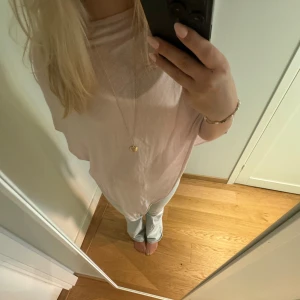 Söt ”poncho” - Söt ”poncho” i världens finaste pastell rosa, älskar denna men den kommer tyvärr ej till användning. Fint skick🩷🩷