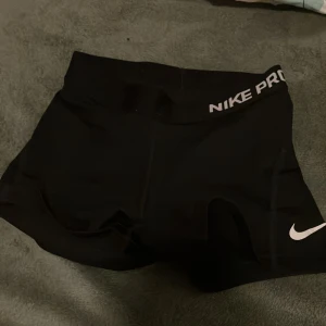 Nike pro shorts - Nike pros som är perfekta att träna eller att ha på sig som ser jätte bra ut på röven 🍑. Skriv om du undrar eller har nån fråga 💕