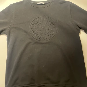 Stone Island tröja - Säljer denna feta stone island tröjan. Fick den av brosan men den passar inte mig. Skick: 9/10 använt ungefär 10 gånger, inga defekter, ger den en tvätt innan. Storlek: S stor i storleken, färg: svart. Pris kan diskuteras.💯👌