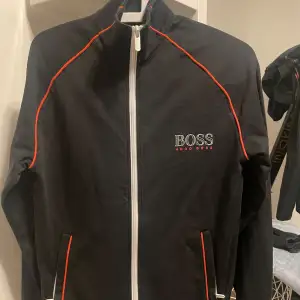 en hugoboss kofta som knappt är använd, är i helt nyskick. Pris går att diskutera 🤗