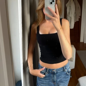 SVART RIBBAT LINNE - Svart ribbat linne med breda band från zara! Storlek S!